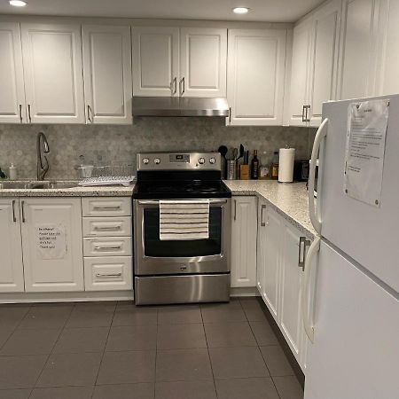 Yonge And Finch Subway !S Spacious And Modern Private Bd With Shared Bathroom トロント エクステリア 写真